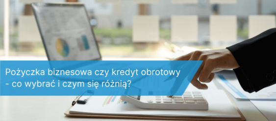 Grafika z pytaniem o wybór: pożyczka biznesowa czy kredyt obrotowy, z elementami biurowymi – laptopem i kalkulatorem.